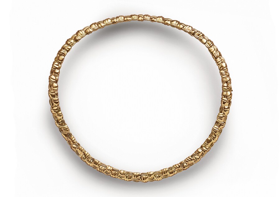 Bottega Veneta. Collana Enlaced ispirata alla trama Intreccio foulard del brand, in oro 18 kt con effetto trompe l’oei