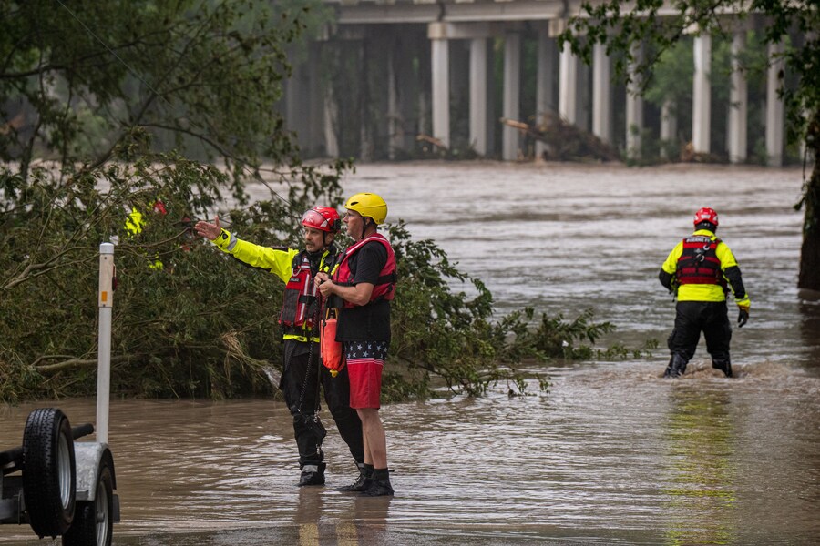 Le squadre di ricerca e soccorso di Boerne preparano i percorsi di intervento lungo il fiume Guadalupe a Comfort, in Texas (Getty Images via AFP)