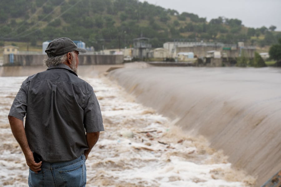 Un residente di Kerrville osserva il livello crescente del fiume Guadalupe a Kerrville, in Texas (Getty Images via AFP)