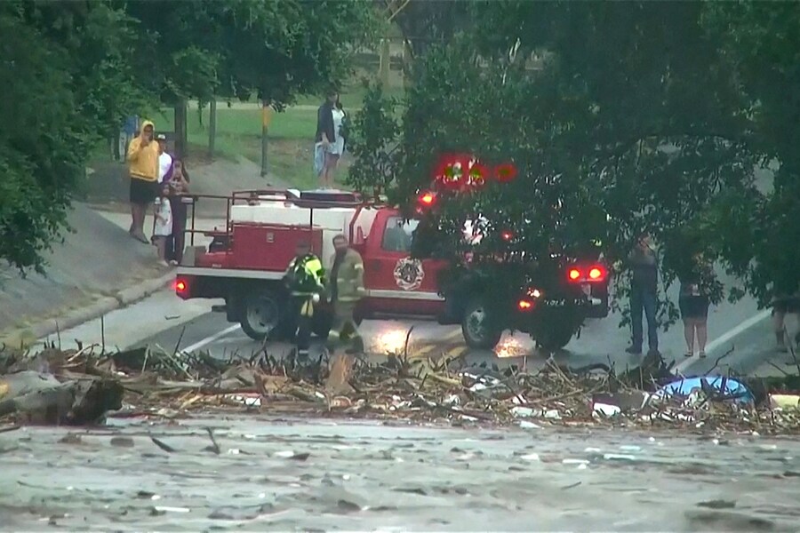 I primi soccorritori ispezionano il livello crescente delle acque del fiume Guadalupe dopo un’inondazione improvvisa nella contea di Kerr, Texas (via REUTERS)