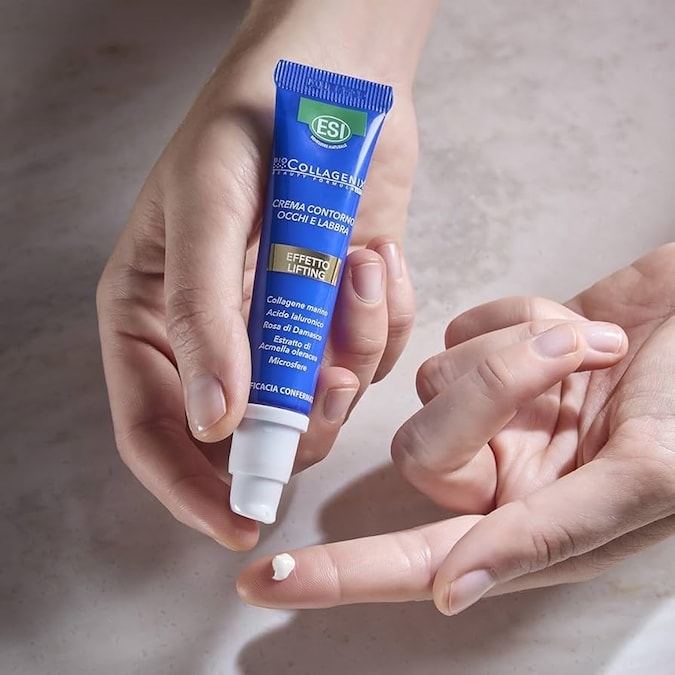 ESI Biocollagenix – Crema Contorno Occhi e Labbra Trattamento mirato per pelli mature che desiderano uno sguardo più disteso e labbra più levigate. La sua formula, ricca di collagene marino e acido ialuronico, idrata in profondità e svolge un effetto filler naturale. L’estratto di Rosa di Damasco rigenera e lenisce. Le microsfere effetto seta uniformano la grana della pelle, migliorando l’aspetto della zona perioculare e del contorno labbra