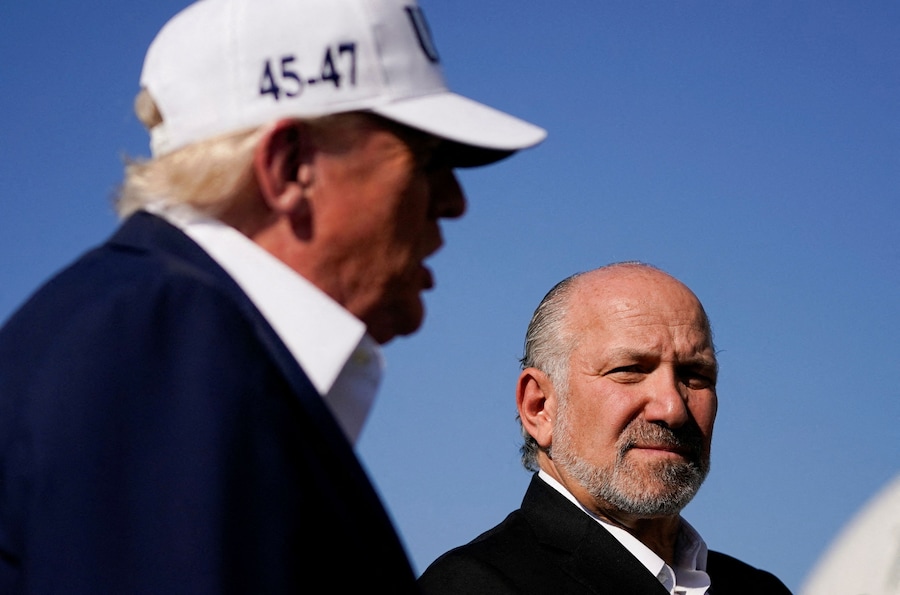 Il presidente degli Stati Uniti Donald Trump in piedi accanto al segretario al commercio degli Stati Uniti Howard Lutnick, mentre parla con i giornalisti, al suo arrivo all’aeroporto di Morristown, a Morristown, New Jersey. (REUTERS)
