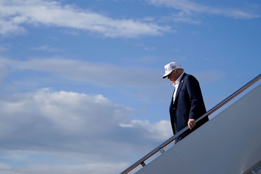 Il presidente degli Stati Uniti Donald Trump sbarca dall’Air Force One al suo arrivo alla Joint Base Andrews, Maryland, Stati Uniti. (REUTERS)