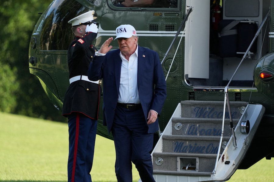 Il presidente degli Stati Uniti Donald Trump sbarca dal Marine One al suo arrivo alla Casa Bianca a Washington, D.C. (REUTERS)