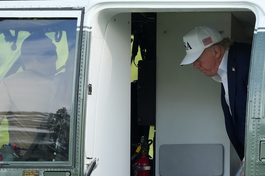 Il presidente degli Stati Uniti Donald Trump si prepara a sbarcare dal Marine One al suo arrivo alla Casa Bianca a Washington, D.C. (REUTERS)