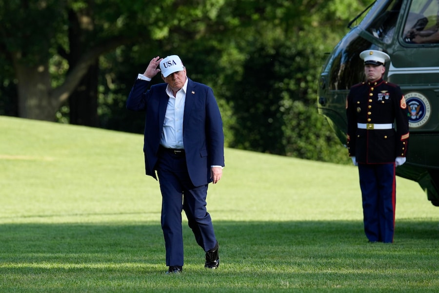 Il presidente degli Stati Uniti Donald Trump torna alla Casa Bianca dopo un fine settimana a Bedminster, nel New Jersey. (EPA)