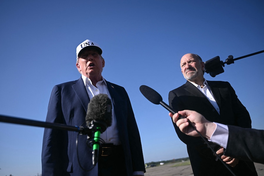 Il presidente degli Stati Uniti Donald Trump e il Segretario al Commercio Howard Lutnick parlano con i giornalisti prima di salire a bordo dell’Air Force One all’aeroporto municipale di Morristown, nel New Jersey. (AFP)