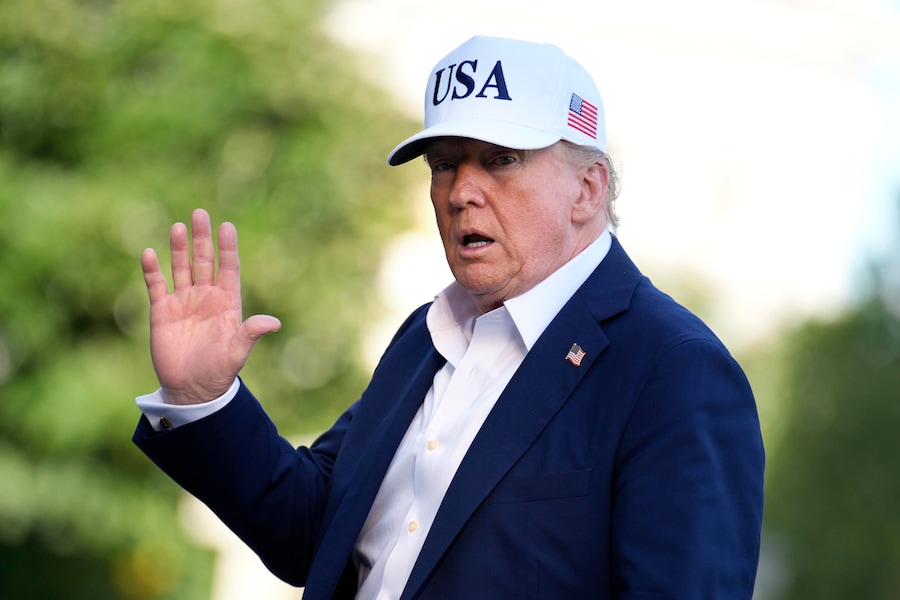 Il presidente degli Stati Uniti Donald Trump saluta i giornalisti sul prato sud della Casa Bianca al suo ritorno da un fine settimana a Bedminster, nel New Jersey, a Washington. (EPA)