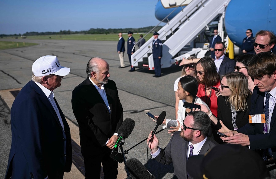 Il presidente degli Stati Uniti Donald Trump e il Segretario al Commercio Howard Lutnick parlano con i giornalisti prima di salire a bordo dell’Air Force One all’aeroporto municipale di Morristown, nel New Jersey