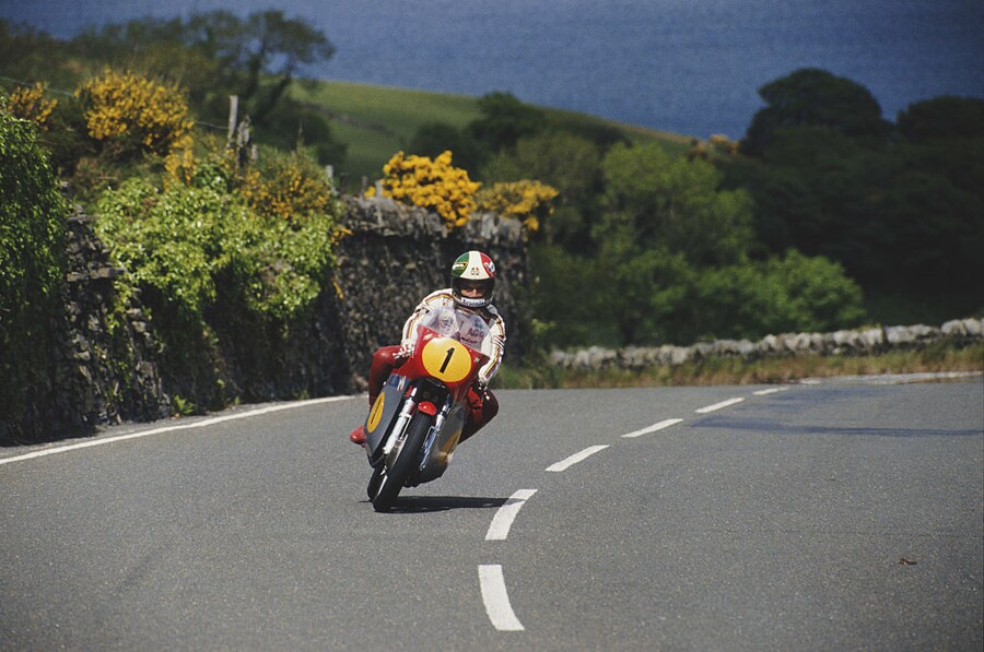 Giacomo Agostini su una MV Agusta 350 cc al TT (Tourist Trophy) Race meeting del 1991. (Getty Images)