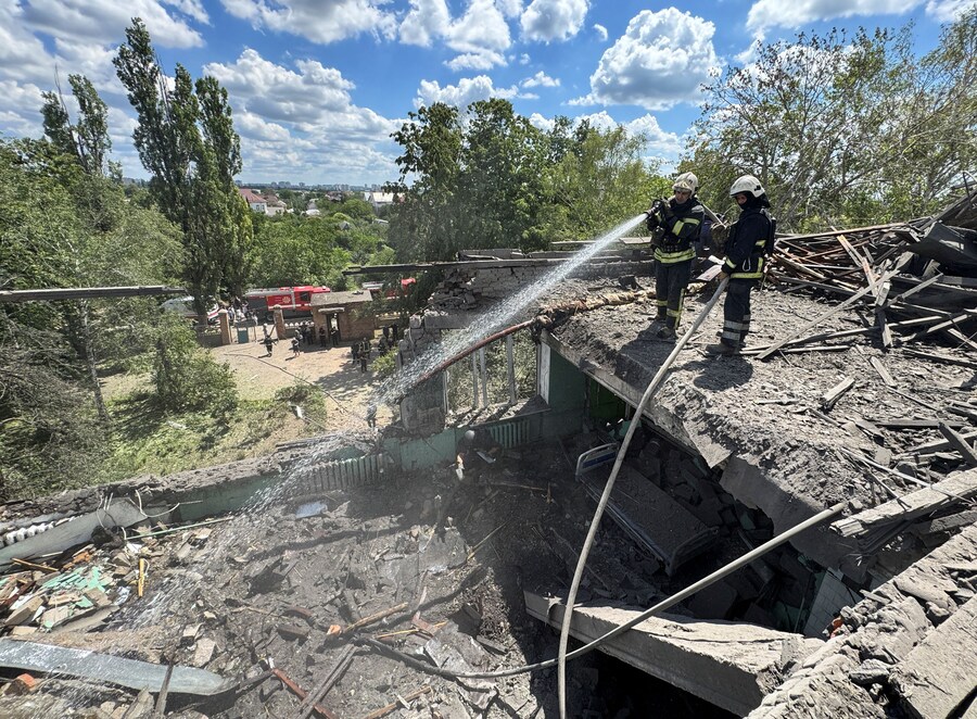 Soccorritori al lavoro nel sito di un ospedale danneggiato da un attacco aereo russo, a Kharkiv, Ucraina, 25 luglio 2025. (REUTERS/Vitalii Hnidyi)