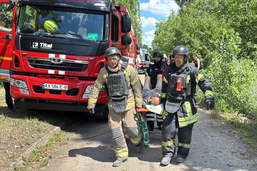 I soccorritori evacuano un paziente da un ospedale danneggiato da un attacco aereo russo, a Kharkiv, Ucraina, 25 luglio 2025. (REUTERS/Vitalii Hnidyi)