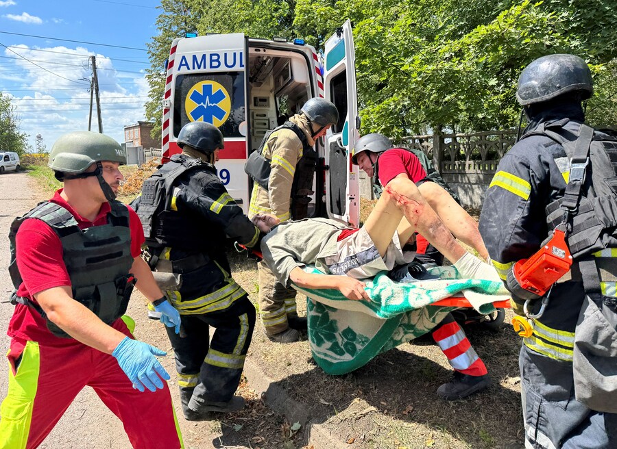 I soccorritori evacuano un paziente da un ospedale danneggiato da un attacco aereo russo, a Kharkiv, Ucraina, 25 luglio 2025. (REUTERS/Vitalii Hnidyi)