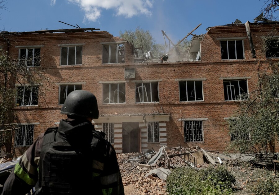 I soccorritori lavorano nel luogo in cui un ospedale è stato danneggiato durante un attacco aereo russo, a Kharkiv, in Ucraina, il 25 luglio 2025. (REUTERS/Sofiia Gatilova)