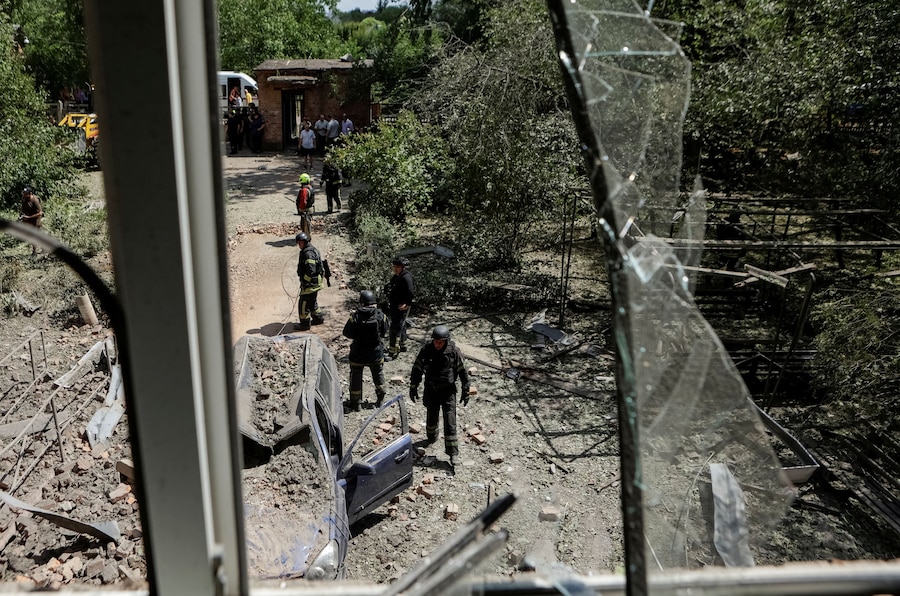 I soccorritori lavorano nel luogo in cui un ospedale è stato danneggiato durante un attacco aereo russo, a Kharkiv, Ucraina, 25 luglio 2025. (REUTERS/Sofiia Gatilova)