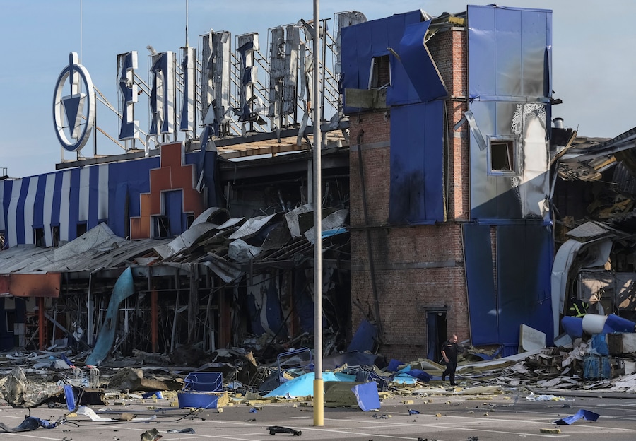 Un centro commerciale di articoli per la casa colpito da un missile russo, nella città di Kamianske, nella regione di Dnipro, in Ucraina, il 26 luglio 2025. (REUTERS/Mykola Synelnykov)