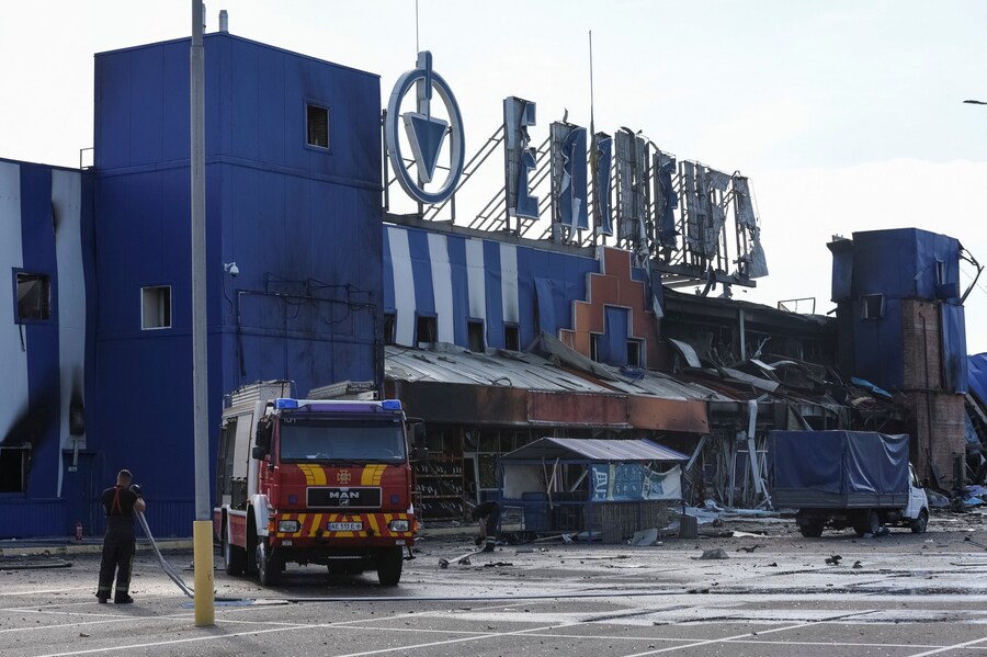 Vigili del fuoco al lavoro sul sito di un centro commerciale di articoli per la casa colpito da un missile russo, durante l'attacco della Russia all'Ucraina, nella città di Kamianske, regione di Dnipro, Ucraina, 26 luglio 2025. (REUTERS/Mykola Synelnykov)