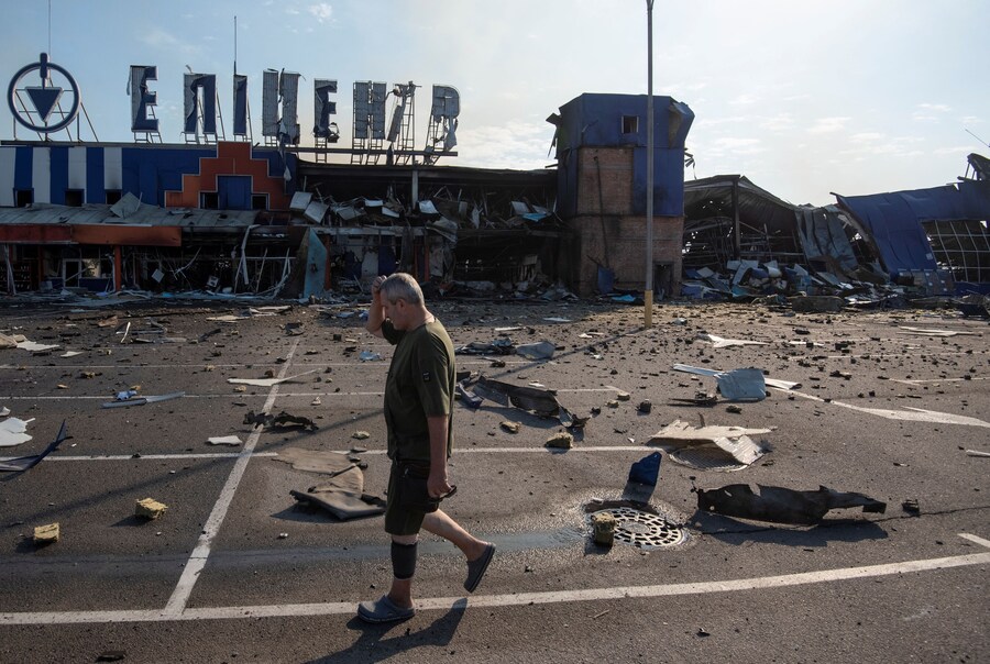 Un uomo cammina davanti ad un centro commerciale di articoli per la casa colpito da un missile russo, nella città di Kamianske, nella regione di Dnipro, in Ucraina, il 26 luglio 2025. (REUTERS/Mykola Synelnykov)