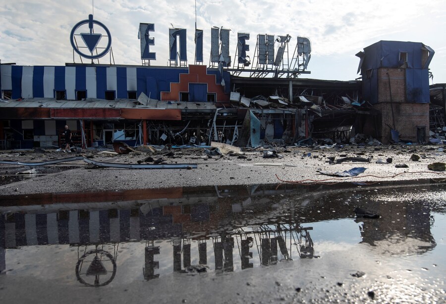 Un centro commerciale di articoli per la casa colpito da un missile russo, nella città di Kamianske, nella regione di Dnipro, in Ucraina, il 26 luglio 2025. (REUTERS/Mykola Synelnykov)