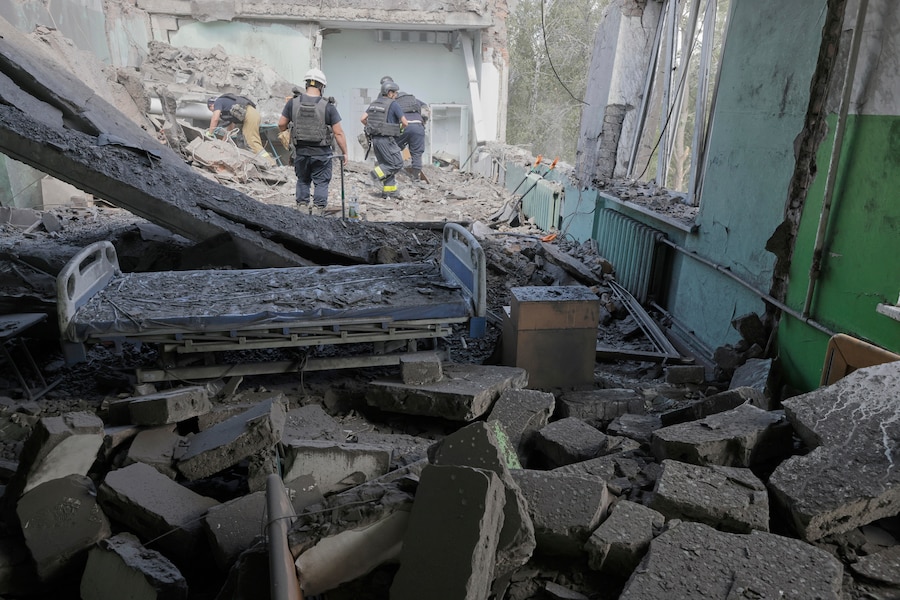 I soccorritori rimuovono le macerie dopo che una bomba aerea guidata russa ha colpito un ospedale cittadino a Kharkiv, in Ucraina, venerdì 25 luglio 2025. (AP Photo/Yevhen Titov/APN)