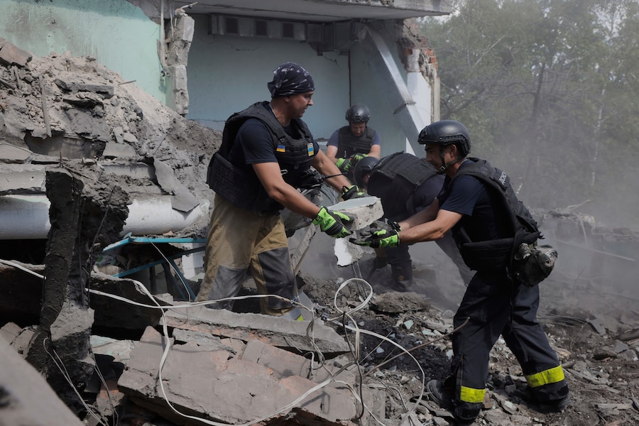 I soccorritori rimuovono le macerie dopo che una bomba aerea guidata russa ha colpito un ospedale cittadino a Kharkiv, in Ucraina, venerdì 25 luglio 2025. (AP Photo/Yevhen Titov/APN)