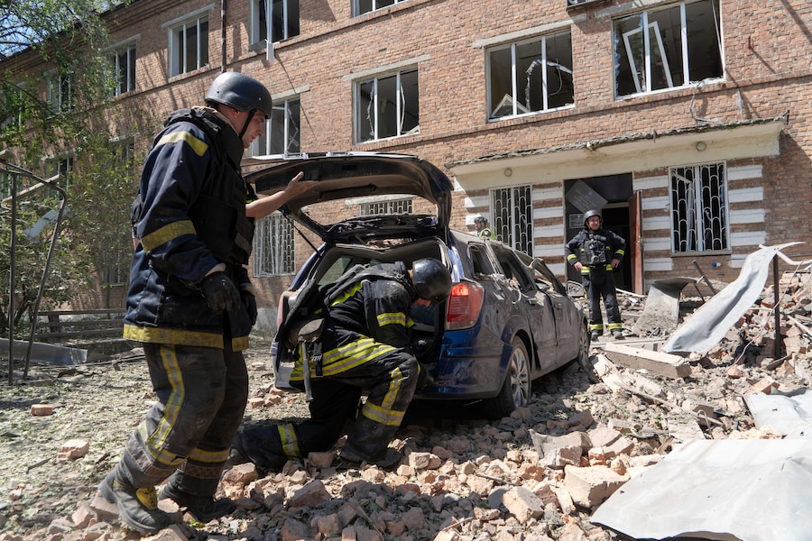 I soccorritori lavorano in un ospedale cittadino danneggiato da una bomba aerea guidata russa a Kharkiv, Ucraina, venerdì 25 luglio 2025. (AP/Andrii Marienko/APN)