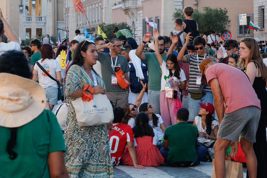 Persone in piedi in Via della Conciliazione durante la Messa di benvenuto, (ANSA)