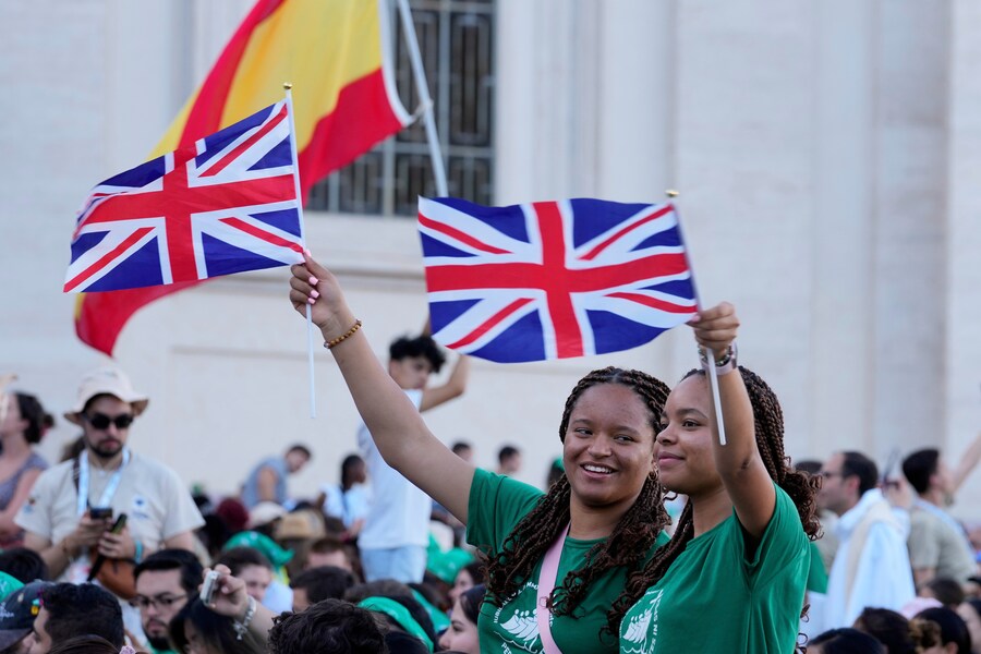 Fedeli attendono l'inizio della messa di benvenuto per il Giubileo dei giovani in Piazza San Pietro. (APN)