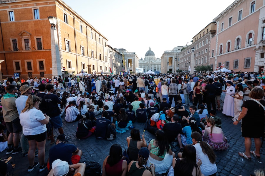 People are standing at Via della Conciliazione during Welcome Mass - Youth Jubilee, Rome, Italy, 29 July 2025. ANSA/GIUSEPPE LAMI (ANSA)