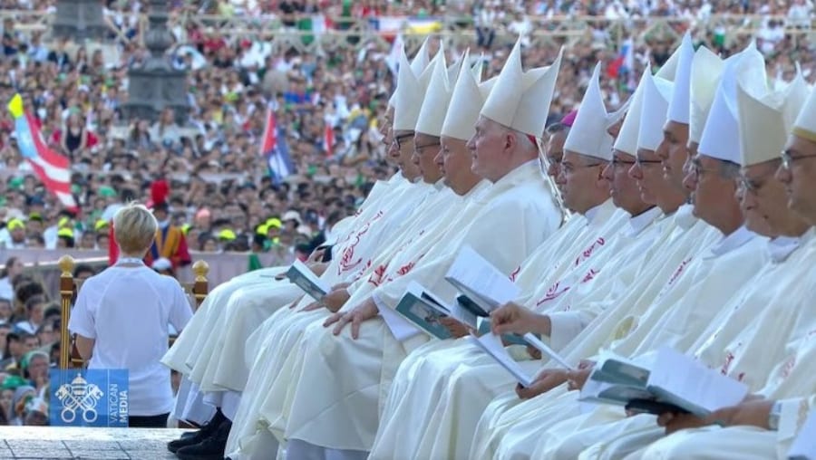 Una veduta di Piazza San Pietro piena per la messa di "benvenuto" al Giubileo dei Giovani. (ANSA)