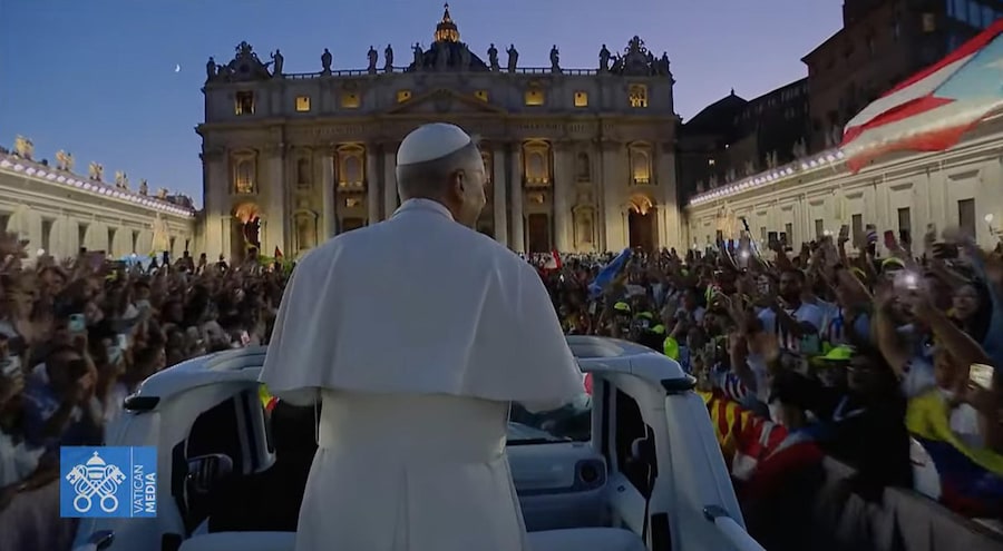 Papa Leone a sorpresa è arrivato a piazza San Pietro per salutare le migliaia di giovani presenti alla messa di benvenuto del Giubileo dei Giovani, Città del Vaticano. (ANSA)