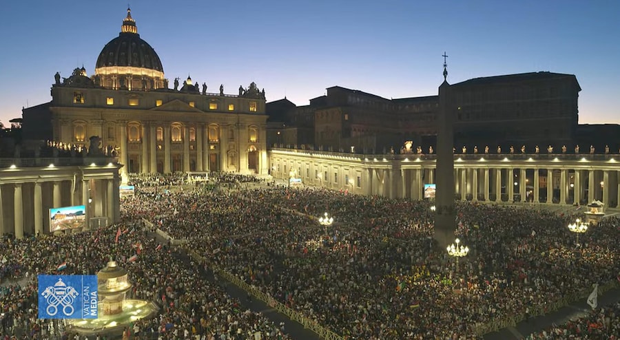 Una veduta di piazza San Pietro con migliaia di giovani presenti alla messa di benvenuto del Giubileo dei Giovani. (ANSA)
