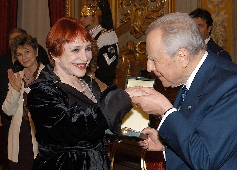 Il presidente della Repubblica Carlo Azeglio Ciampi con l'attrice con Adriana Asti, insignita dell'onorificenza di Grande Ufficiale dell'OMRI, stamane al Quirinale, in occasione dell'incontro con i candidati ai Premi David di Donatello 2004. A destra il ministro per i Beni culturali Giuliano Urbani. ENRICO OLIVERIO / PRESIDENZA DELLA REPUBBLICA / POOL / PAL (ANSA)