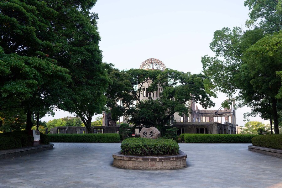 Vista della pietra Consola l’anima con dietro la Cupola della bomba atomica ((Copyright: Franco Sarcina))