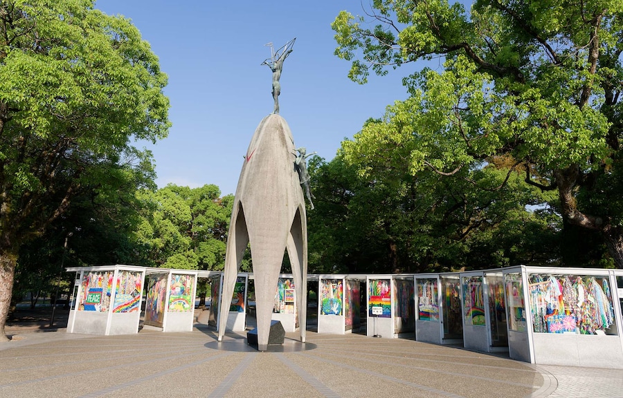 Davanti al Monumento dei bambini per la pace spesso si trovano le scolaresche in visita al Parco della pace. ((Copyright: Franco Sarcina))