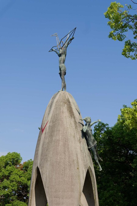 Il bimbo in cima al Monumento dei bambini per la pace. ((Copyright: Franco Sarcina))