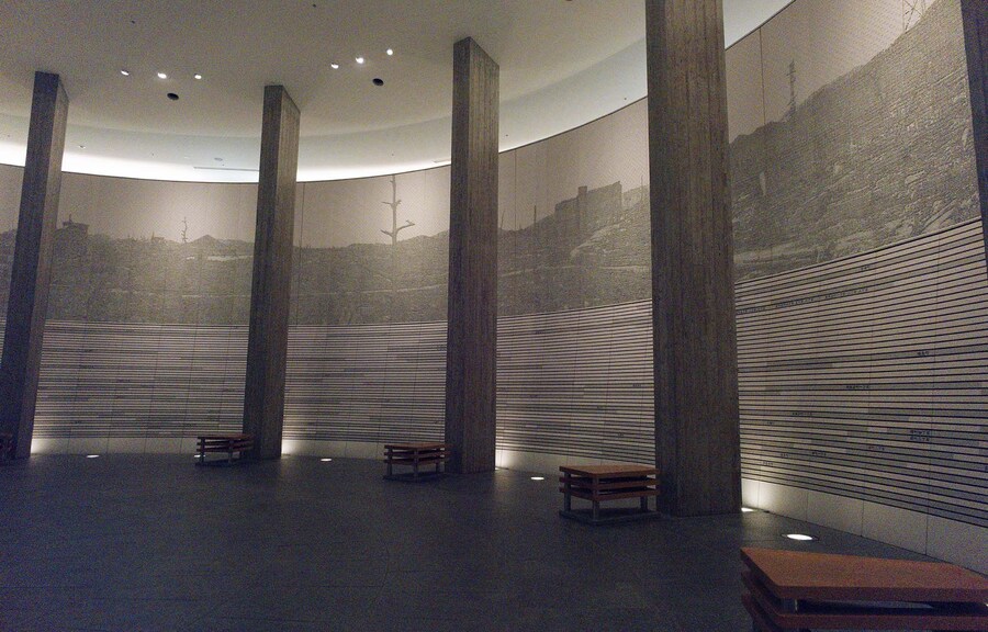 L’interno della Sala commemorativa della memoria. Ogni mattonella è una vittima della bomba. ((Copyright: Franco Sarcina))