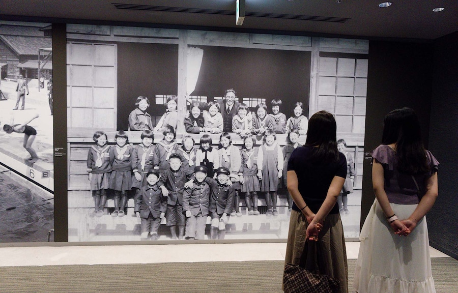 Due ragazze giapponesi osservano la foto di una scolaresca all’interno del Museo. ((Copyright: Franco Sarcina))