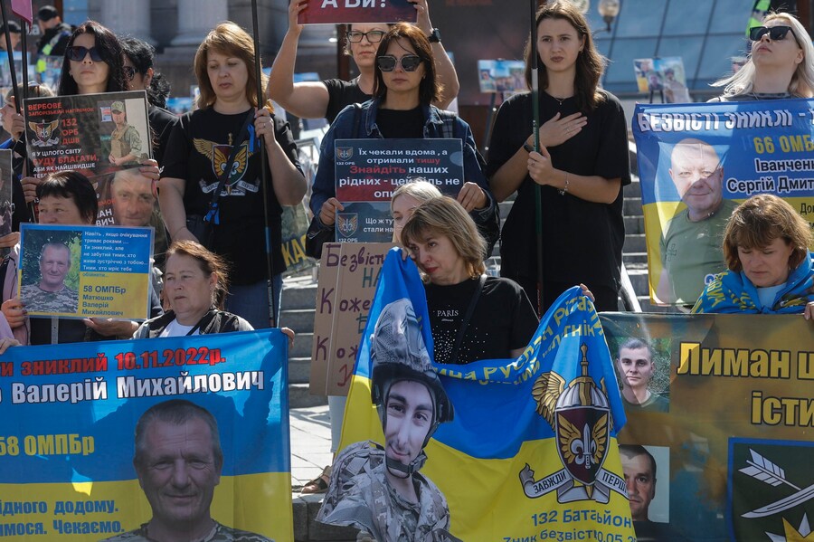 Ucraini tengono cartelli e bandiere con ritratti di militari a sostegno dei prigionieri di guerra e dei dispersi nella Piazza dell'Indipendenza nel centro di Kiev, Ucraina, 23 agosto 2025. L'Ucraina ha celebrato la Giornata nazionale della bandiera nel contesto dell'invasione russa in corso. L'Ucraina celebra la Giornata nazionale della bandiera il 23 agosto di ogni anno. (EPA/Sergey Dolzhenko)