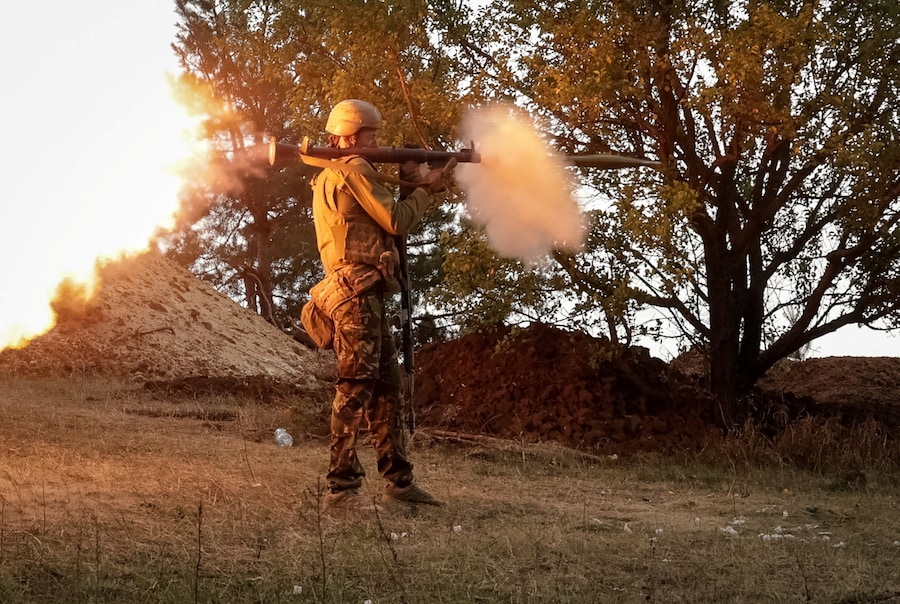 Un militare delle Forze armate ucraine utilizza un lanciagranate nella regione di Kharkiv, Ucraina, 23 agosto 2025. (REUTERS/Sofiia Gatilova)