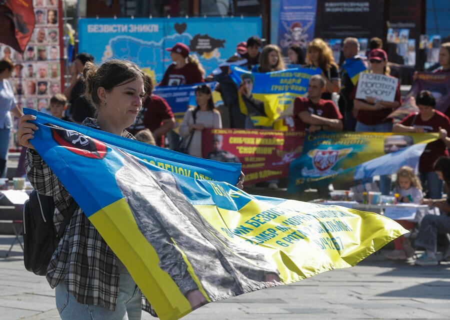 Ucraini tengono cartelli e bandiere con ritratti di militari a sostegno dei prigionieri di guerra e dei dispersi nella Piazza dell'Indipendenza nel centro di Kiev, Ucraina, 23 agosto 2025. L'Ucraina ha celebrato la Giornata nazionale della bandiera in mezzo all'invasione russa in corso. L'Ucraina celebra la Giornata nazionale della bandiera il 23 agosto di ogni anno. (EPA/Sergey Dolzhenko)