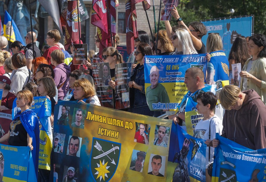 Ucraini tengono cartelli e bandiere con ritratti di militari a sostegno dei prigionieri di guerra e dei dispersi nella Piazza dell'Indipendenza nel centro di Kiev, Ucraina, 23 agosto 2025. L'Ucraina ha celebrato la Giornata nazionale della bandiera nel contesto dell'invasione russa in corso. L'Ucraina celebra la Giornata nazionale della bandiera il 23 agosto di ogni anno. (EPA/Sergey Dolzhenko)