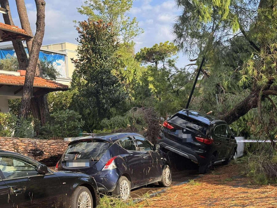 I danni causati dal forte maltempo che la scorsa notte ha colpito Milano Marittima, 24 agosto 2025. (ANSA/EMILIA ROMAGNA METEO)