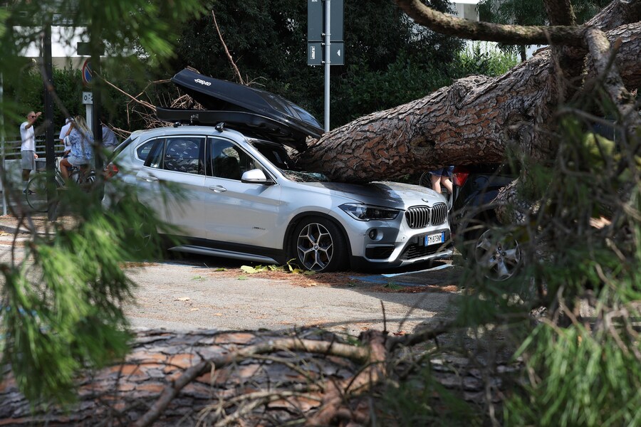Danni alle auto e strade chiuse in località Milano Marittima, nel comune di Cervia, 24 agosto 2025. (ANSA/Fabrizio Zani)