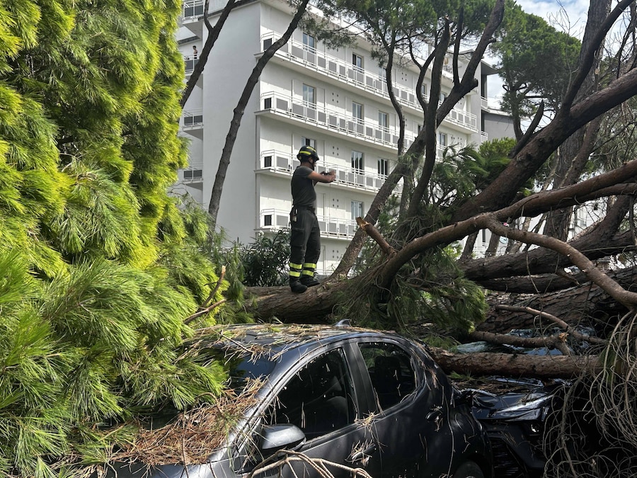Milano Marittima (Cervia) - Una tromba d'aria colpisce la costa della romagna decine di alberi crollati per la forza del vento, 24 agosto 2025. (Foto IPP - Alessio Marini/Gruppo Editoriale LiveMedia / Italy Photo Press - World Copyright)