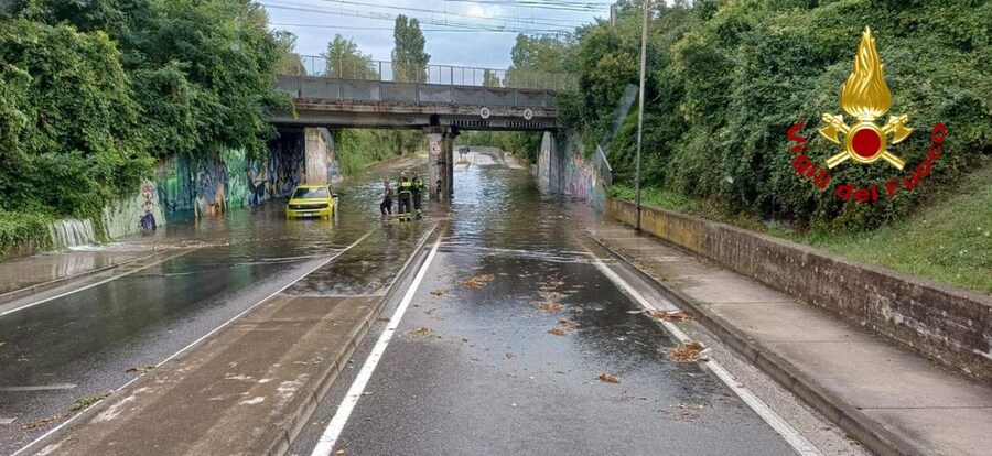 La linea ferroviaria Rimini-Ferrara dove la circolazione è sospesa tra Rimini e Igea Marina per danni causati dal maltempo. Rimini, 24 agosto 2025. (UFFICIO STAMPA VIGILI DEL FUOCO/ANSA)