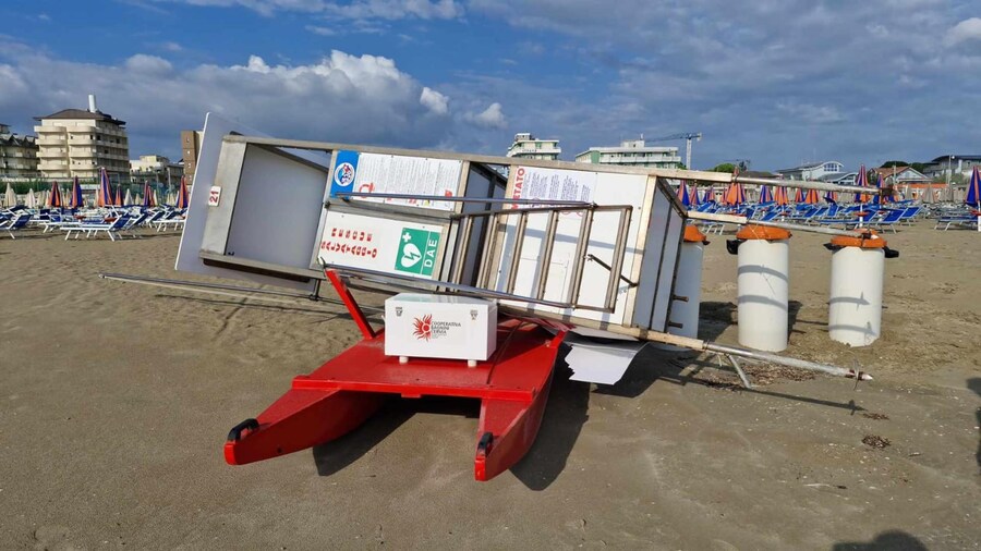 I danni causati dal forte maltempo che ho colpito la scorsa notte a Cervia, 24 agosto 2025. (ANSA/EMILIA ROMAGNA METEO)