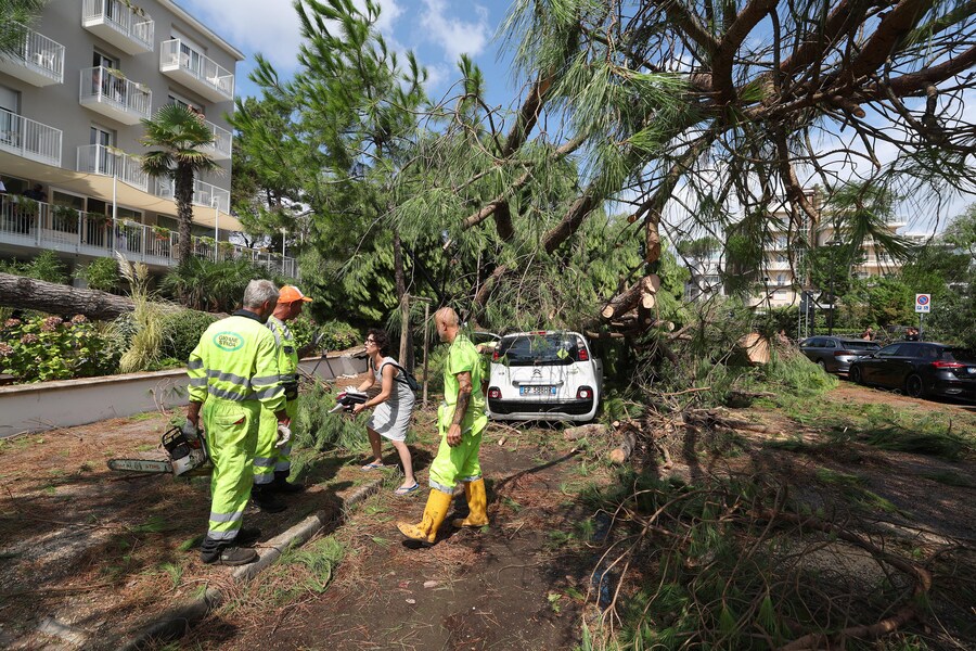 Danni alle auto e strade chiuse in località Milano Marittima, 24 agosto 2025. (ANSA/Fabrizio Zani)