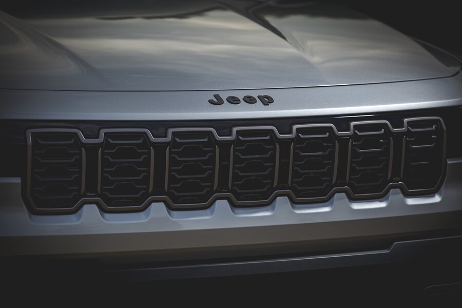 The 2026 Jeep® Cherokee Limited’s signature seven-slot grille (© 2025 Stellantis)