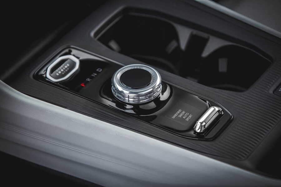 The 2026 Jeep® Cherokee Overland’s gear selector, featuring Arctic interior upholstery (© 2025 Stellantis)